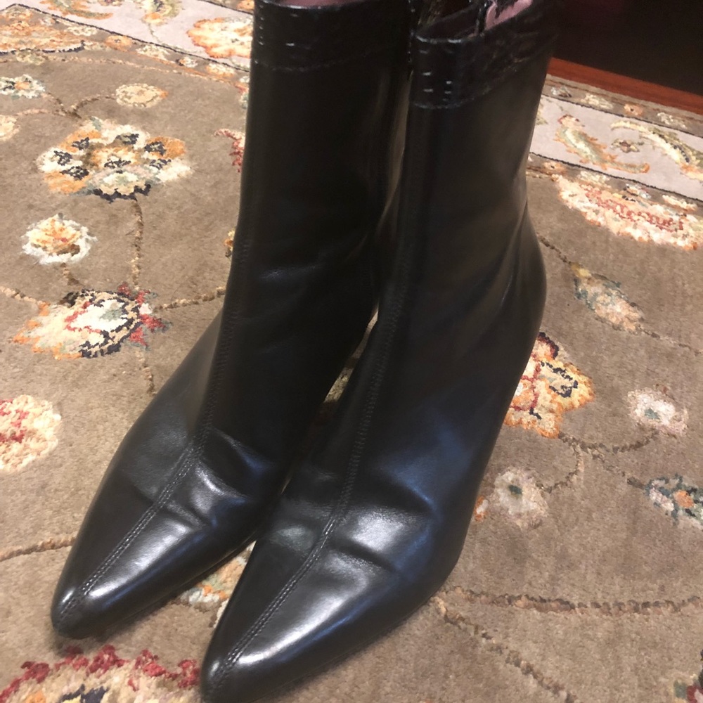 Ann Taylor Ankle Bootie 6.5